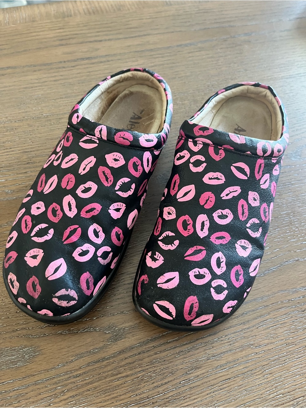 Alegría Kayla Pink Kiss Print Clogs for Women Comfort Slip-Ons Size 38